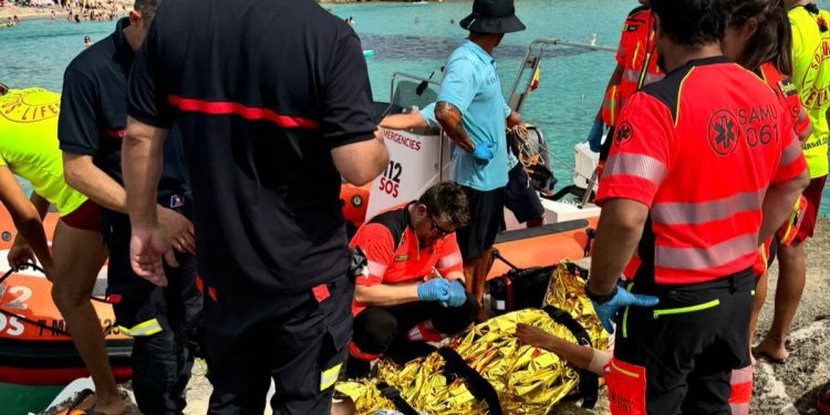 El herido, en la camilla antes de ser evacuado a un centro sanitario. Foto: Bomberos de Ibiza