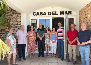 Concentración en la puerta de la Casa del Mar tras la reunión. Foto: Eivissa i Formentera al Senat