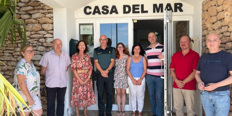 Concentración en la puerta de la Casa del Mar tras la reunión. Foto: Eivissa i Formentera al Senat