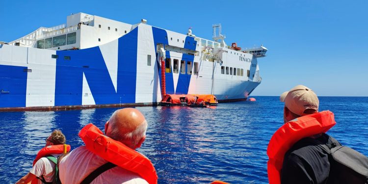 Imagen de la evacuación del Tenacia. Foto: Salvamento Marítimo