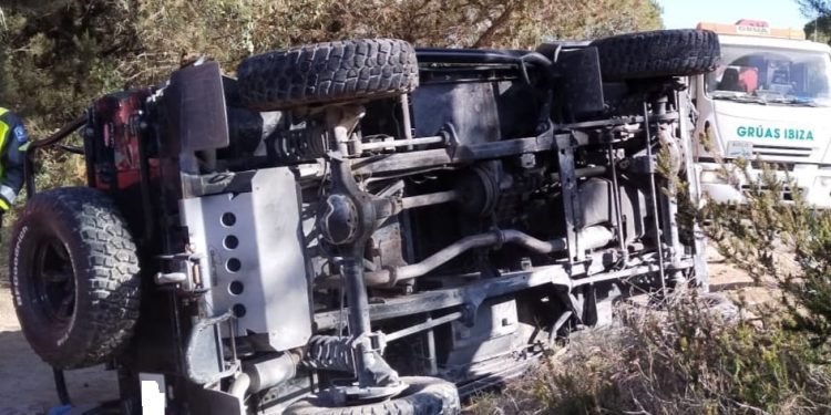 El todoterreno ha quedado volcado sobre el lateral del conductor.