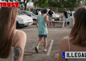 Un momento del vídeo original en el que el conductor con la gorra de Paraguay "caza" a sus víctimas.