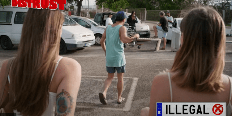 Un momento del vídeo original en el que el conductor con la gorra de Paraguay "caza" a sus víctimas.