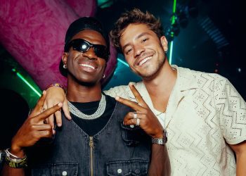 Vinicius, a la izquierda, junto al actor André Lamoglia.