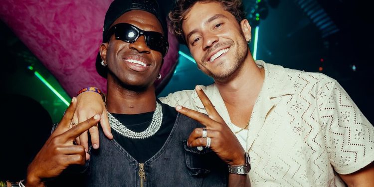 Vinicius, a la izquierda, junto al actor André Lamoglia.