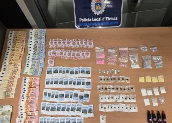 Imagen de las drogas capturadas, con los sobres con el logo de Es Vedrà en el centro.