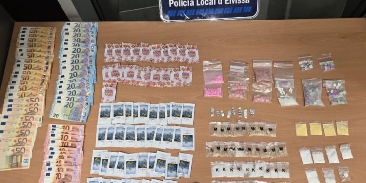 Imagen de las drogas capturadas, con los sobres con el logo de Es Vedrà en el centro.