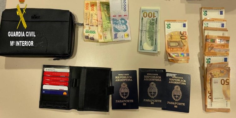 Dinero y efectos recuperados tras el robo al turista argentino en un vuelo Ibiza-Palma.