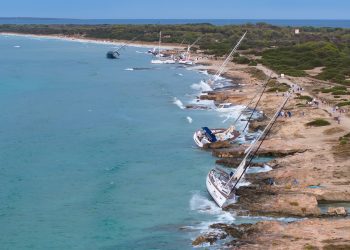 Reguero de barcos varados en la zona de ses Illetes. Imagen cedida a Noudiari por la fotógrafa y marinera experimentada Maria Serra.