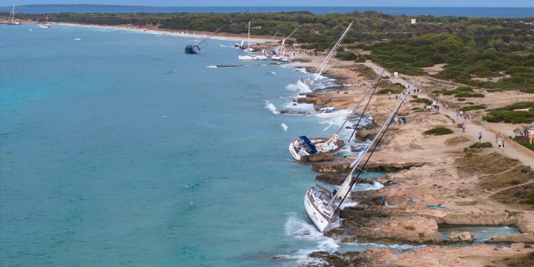 Reguero de barcos varados en la zona de ses Illetes. Imagen cedida a Noudiari por la fotógrafa y marinera experimentada Maria Serra.