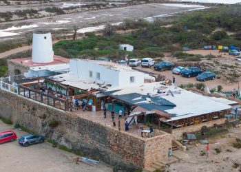 El tejado del restaurante Molí de Sal ha saltado por los aires. Todas las imágenes son cedidas por la fotógrafa y marinera experimentada Maria Serra a Noudiari. Copyright: Maria Serra