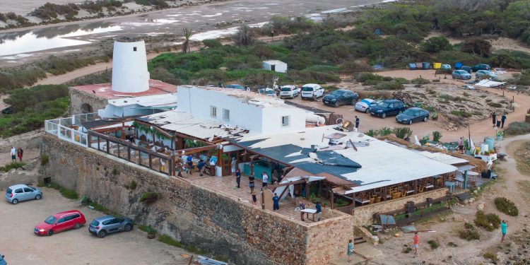 El tejado del restaurante Molí de Sal ha saltado por los aires. Todas las imágenes son cedidas por la fotógrafa y marinera experimentada Maria Serra a Noudiari. Copyright: Maria Serra
