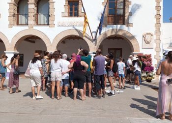 Personas afectadas por el desahucio, ayer en el Ayuntamiento de Santa Eulària.