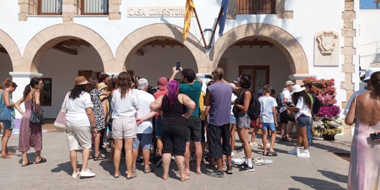 Personas afectadas por el desahucio, ayer en el Ayuntamiento de Santa Eulària.