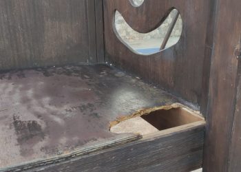 Agujero en uno de los elementos del parque. Fotos: PSOE de Sant Josep