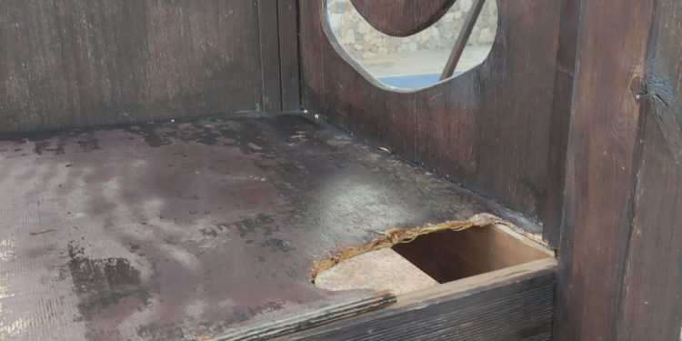 Agujero en uno de los elementos del parque. Fotos: PSOE de Sant Josep