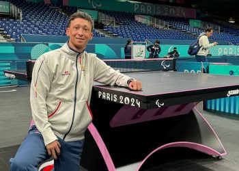 Alejandro (Alex) Díaz, junto a la mesa en la que competirá mañana en los Juegos Paralímpicos de París 2024.