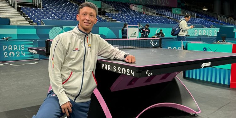 Alejandro (Alex) Díaz, junto a la mesa en la que competirá mañana en los Juegos Paralímpicos de París 2024.