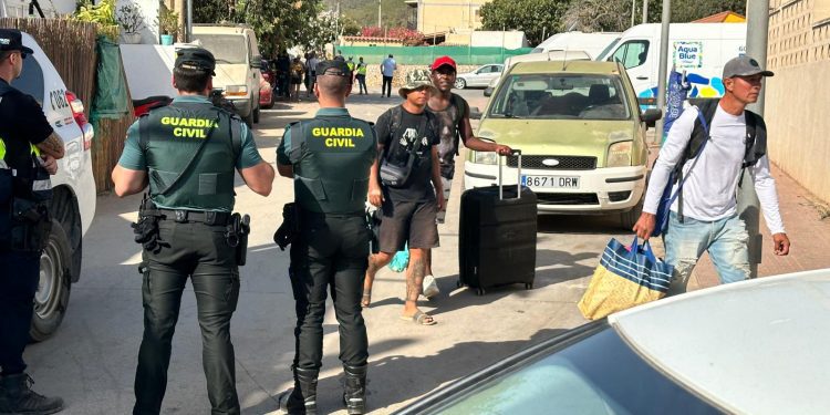 Desalojados de Can Rova el pasado 31 de julio. Foto Noudiari