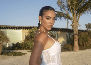 Georgina Rodríguez, con un vestido de Charo Ruiz Ibiza durante sus vacaciones en familia con Cristiano Ronaldo y sus hijos.  Imagen @georginagio