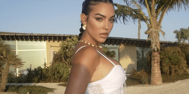 Georgina Rodríguez, con un vestido de Charo Ruiz Ibiza durante sus vacaciones en familia con Cristiano Ronaldo y sus hijos.  Imagen @georginagio