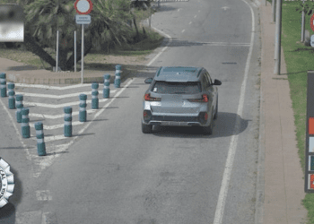 Uno de los vehículos infractores entrando por el acceso prohibido, en una imagen de la Policía Local de Sant Josep.