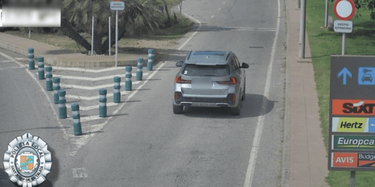 Uno de los vehículos infractores entrando por el acceso prohibido, en una imagen de la Policía Local de Sant Josep.
