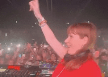 Angela Rayner bailando junto a la cabina de Fisher en Ibiza. Instagram Denise Van Outen