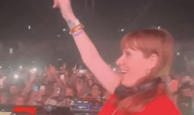 Angela Rayner bailando junto a la cabina de Fisher en Ibiza. Instagram Denise Van Outen