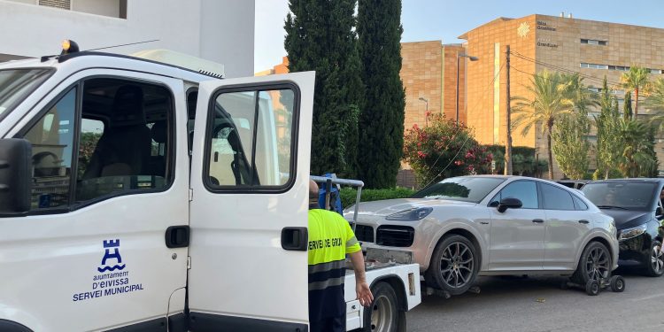 Uno de los vehículos retirados en el control especial.