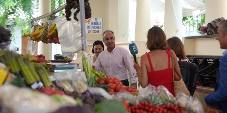 Los concejales de Vila han visitado los comercios de Ibiza que forman parte de la iniciativa.