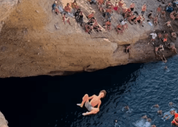 Uno de los saltos que recogen los vídeos tomados durante el Ibiza Cliff de Extreme celebrado el 4 de agosto.