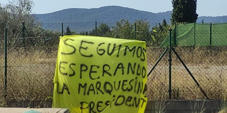 Pancarta ubicada en la parada de la carretera de Sant Josep dirección a Ibiza, donde debería haber una marquesina (justo al lado de la rotonda que da acceso al aeropuerto y zona Cala Jondal).