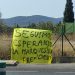 Pancarta ubicada en la parada de la carretera de Sant Josep dirección a Ibiza, donde debería haber una marquesina (justo al lado de la rotonda que da acceso al aeropuerto y zona Cala Jondal).