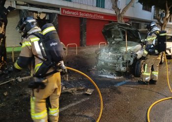 Los contenedores, calcinados junto a la sede del PSOE de Ibiza. Fotos Bombers s'Eivissa