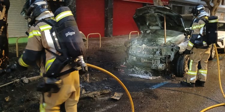 Los contenedores, calcinados junto a la sede del PSOE de Ibiza. Fotos Bombers s'Eivissa
