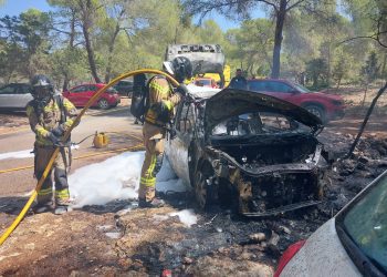 Bombers d'Eivissa han sofocado el incendio del vehículo.