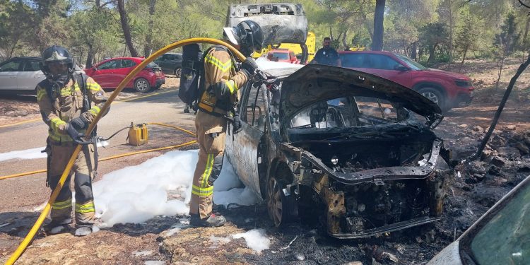 Bombers d'Eivissa han sofocado el incendio del vehículo.