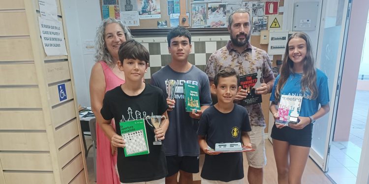 Las y los galardonados en el In Memoriam Roberto Vidal