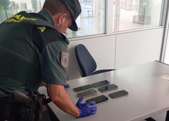 Seis de los móviles recuperados por la Guardia Civil.