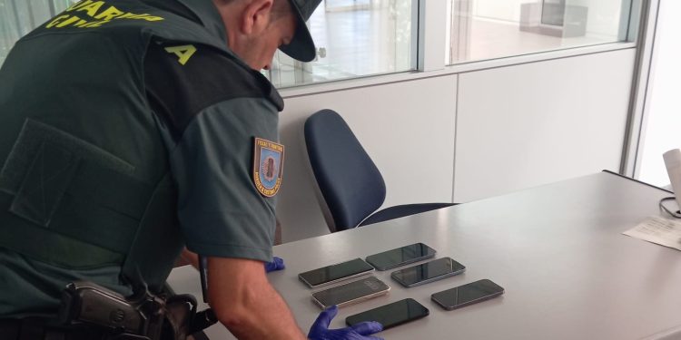Seis de los móviles recuperados por la Guardia Civil.
