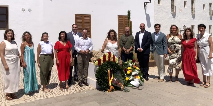 Los socialistas de Ibiza durante el homenaje a Guillem de Montgrí por el 8 d'Agost.