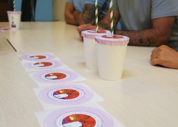 Tapas adhesivas para las bebidas en las fiestas y evitar que echen drogas de sumisión química.