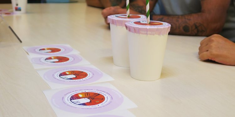 Tapas adhesivas para las bebidas en las fiestas y evitar que echen drogas de sumisión química.