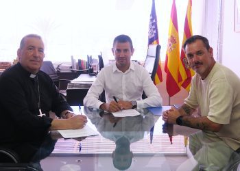 El obispo Vicent Ribas, con Marcos Serra y Jorge Nacher.