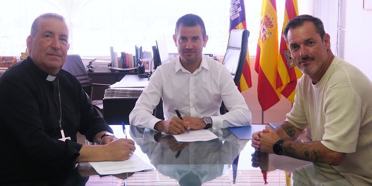 El obispo Vicent Ribas, con Marcos Serra y Jorge Nacher.