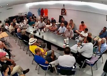 Asistentes a la primera reunión de pagesos bajo el amparo de la nueva asociación UDA. Mantuvieron una reunión con el abogado Juan Carlos Rodríguez para asesorarse.