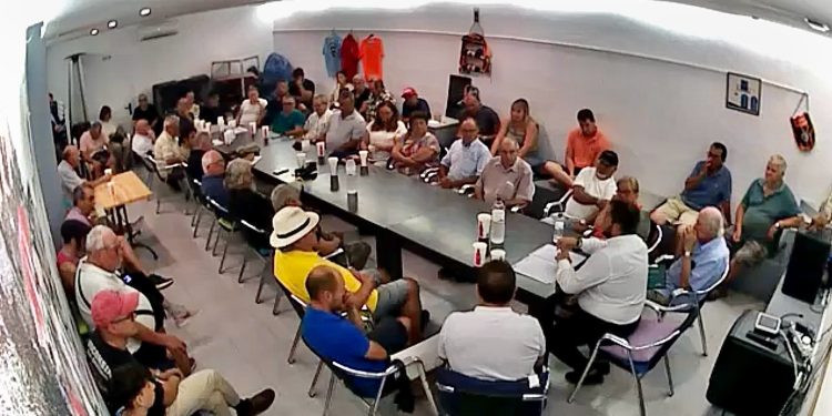 Asistentes a la primera reunión de pagesos bajo el amparo de la nueva asociación UDA. Mantuvieron una reunión con el abogado Juan Carlos Rodríguez para asesorarse.