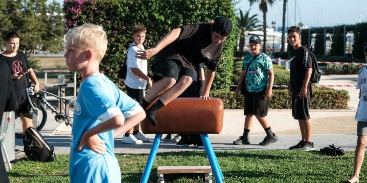 Joves al carrer. Santa Eulària