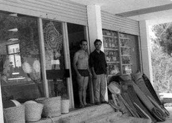 Xicu Ramón, en bañador, en la puerta de primera tienda de la Sirena en 1964
